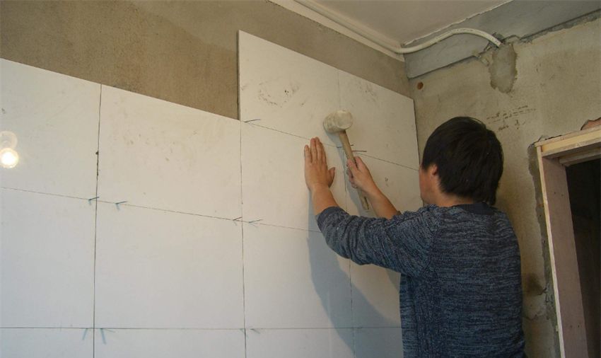 瓷砖胶|铺瓷砖时,工人说用瓷砖胶比水泥砂浆好?别轻信,八成想坑你!