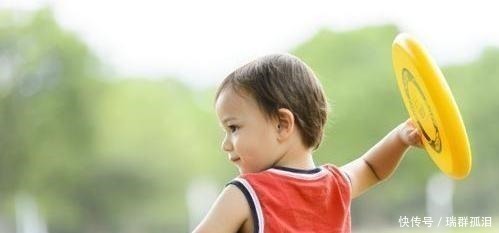 坏习惯|宝宝见什么啃什么,奶奶忍不住塞了猪蹄给孩子,全家人笑翻了