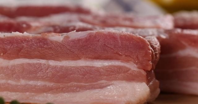 买五花肉,挑“上五花”还是“下五花”?牢记3特点,不花冤枉钱