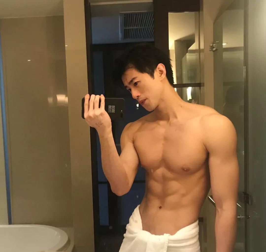 小蛮腰|186cm肌肉体育生，极致身材太诱人！撩衣健身照撩粉不断