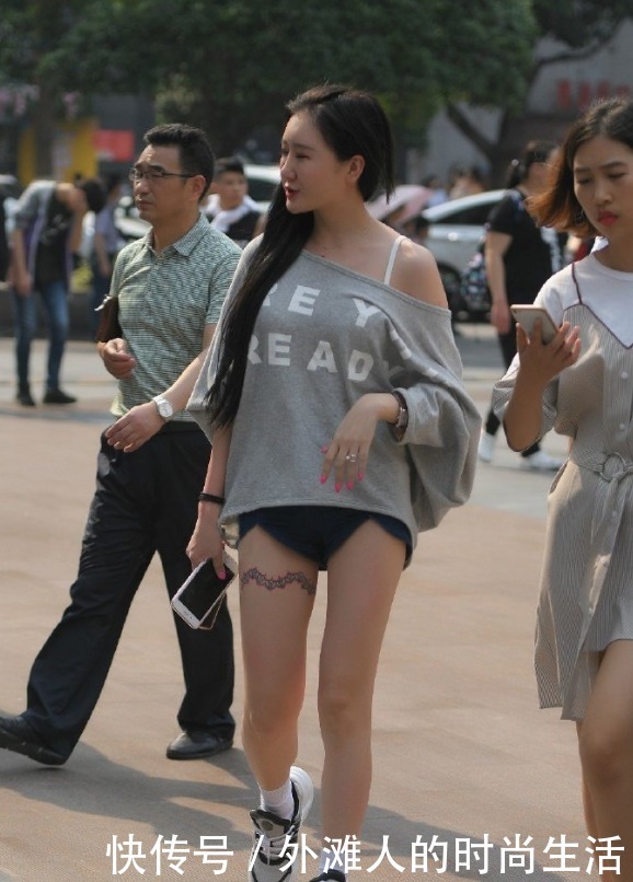 胳膊|美女穿成这样就不要抬胳膊了,大哥走路都变了