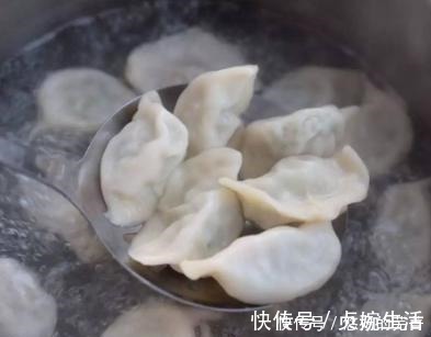 冻饺子|煮冻饺子，用冷水还是热水都错了！教你正确做法，不粘锅不开裂