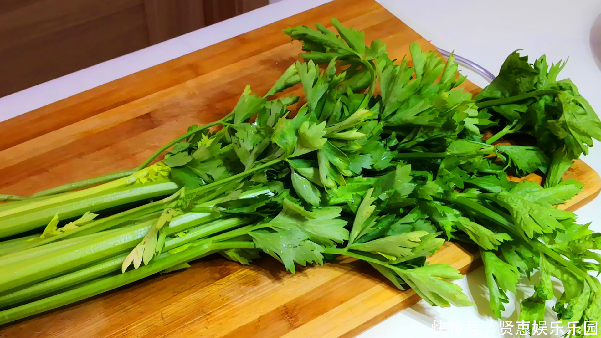  切细|芹菜饺子好吃的调馅方法，鲜美多汁不油腻，越吃越香，上桌一扫光