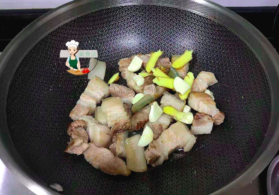 夏天此蔬菜多买点,晒干囤起来,泡一泡,切段焖五花肉,越嚼越香