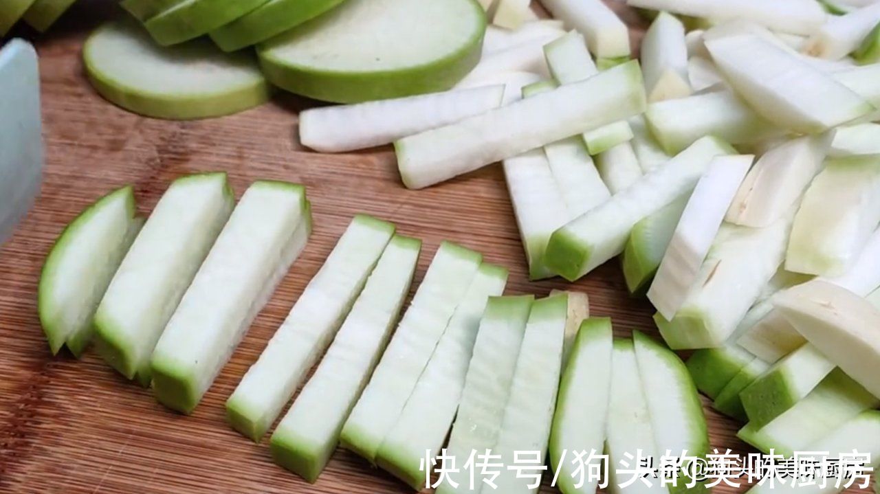 老爸教我的祖传腌萝卜配方，做法简单好储存，又香又脆，太好吃了