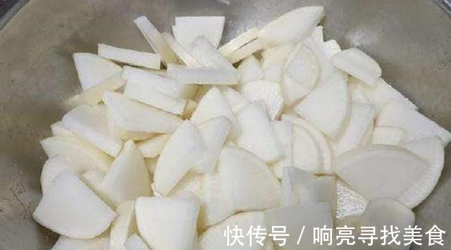 原来饭店的腌萝卜这么好吃是有秘诀的,学会这招,萝卜脆爽又入味!