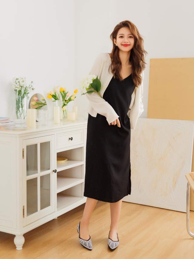 搭配|其实,秋天用白色针织开衫搭配黑色连衣裙就很美,简约百搭又高级