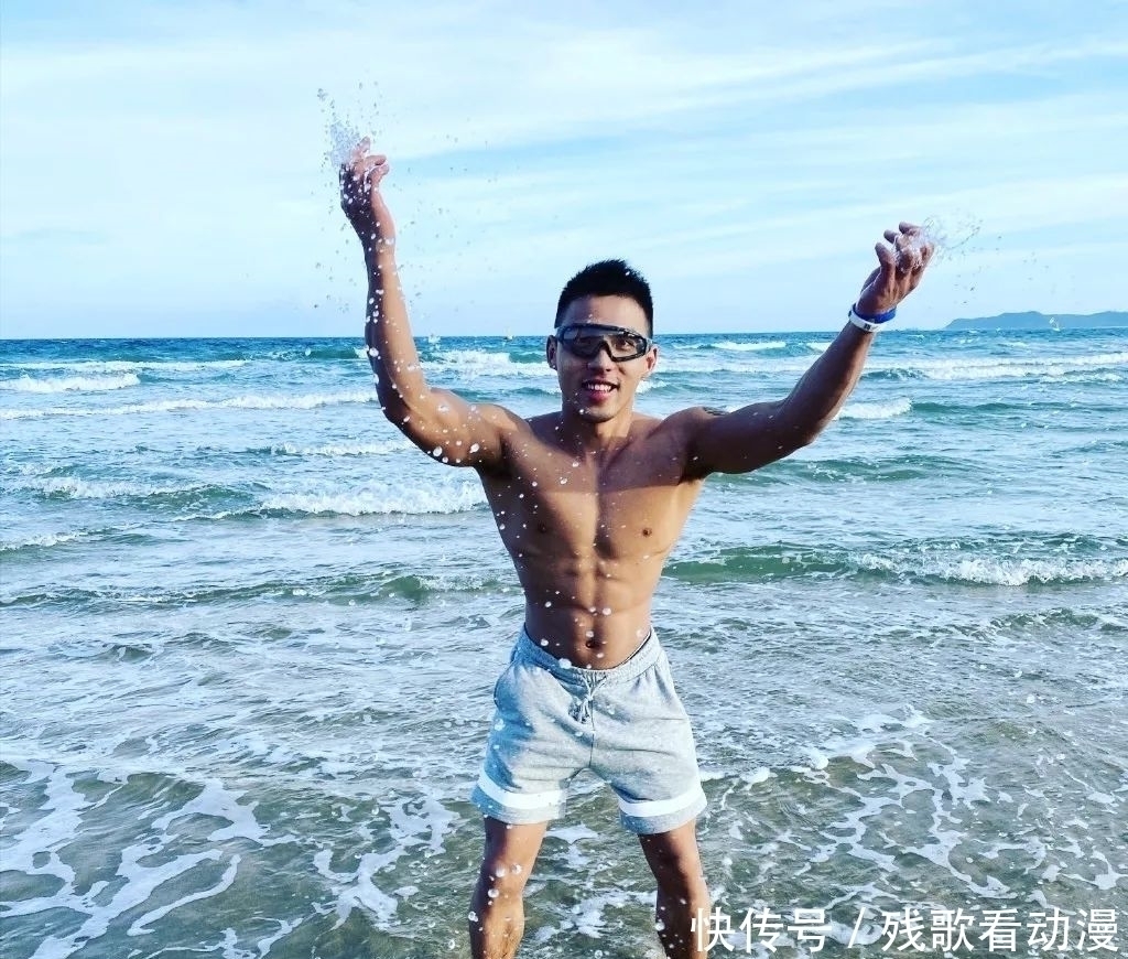 荷尔蒙|漫展黝黑筋肉男火了短发天菜体育生小钢砲,这身腱子肉绝了