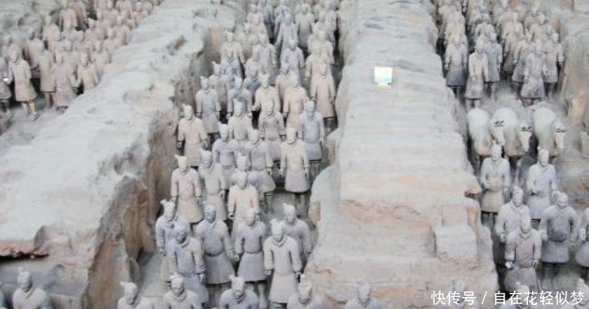 秦始皇的兵马俑中,为何每两排兵马俑,中间都有一个长条形的土堆!