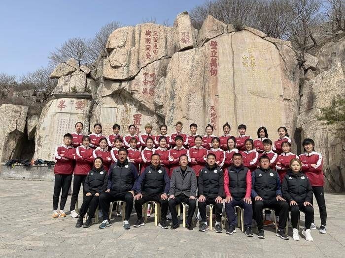 山东|女足登顶亚洲杯背后的山东力量：两朵铿锵玫瑰，激励山东足球人