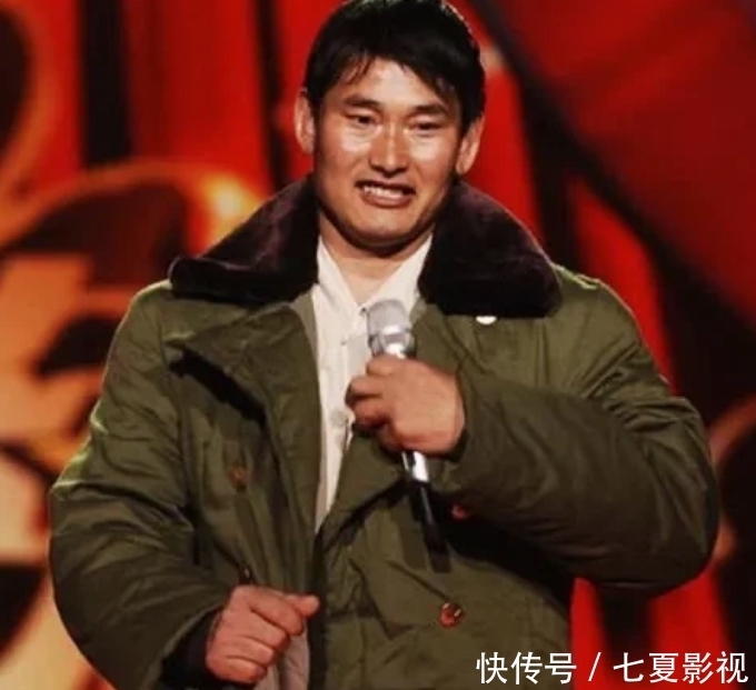 《星光大道》冠军龙婷又回去街头“卖唱”了