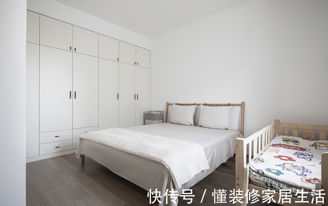 客厅|“穷装”反而更干净舒适，103㎡色调高度统一，耐看极了