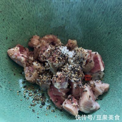 闲食光：花边榴芒牛肉披萨