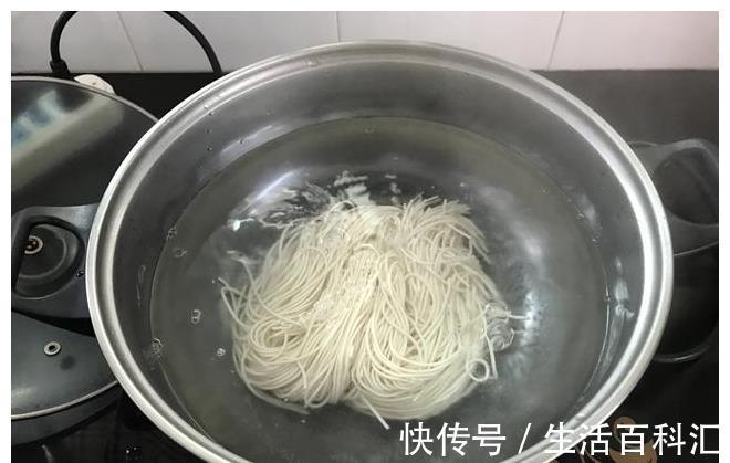 面条|老公最爱这碗面，隔三差五就让做，鲜得掉眉毛，连汤都喝光