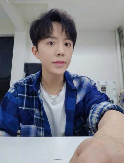 整容|38岁李云迪暴瘦15斤，下巴溜尖脸小两圈堪比整容，竟然撞脸何炅