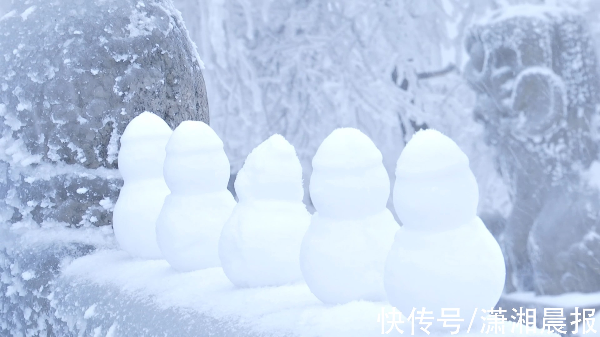 南岳中心景区|广东游客在南岳看雪一高兴做了50多个雪人，景区：该下山了