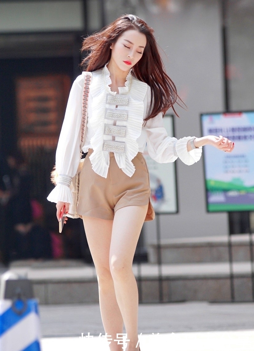 小姐姐|街拍穿运动短裤的轻熟小姐姐,气质优雅,颜值也很高!