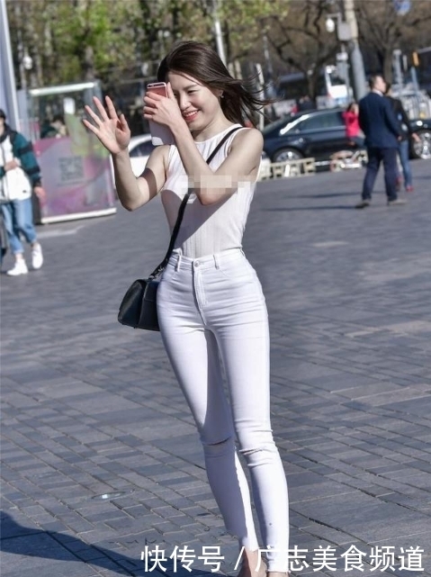 身材|街拍:小姐姐白色小背心配白色紧身裤,秀出玲珑身材,性感迷人