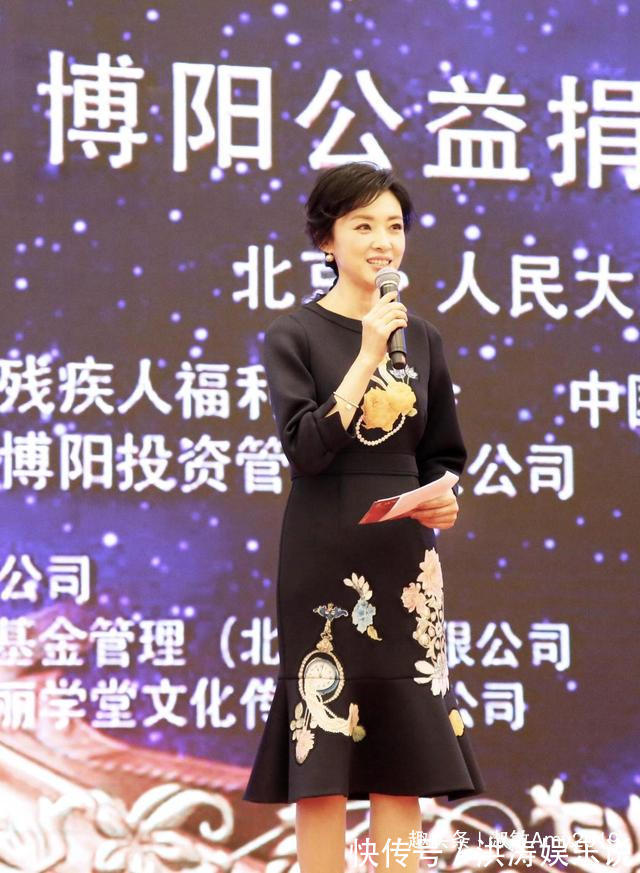搭配|51岁周涛也戴贝雷帽红色大衣配长筒靴亮相，双马尾辫扮嫩太成功