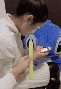 |搞笑GIF段子:妹子我以为你拿出的真是刀呢?腿都让你吓软了!