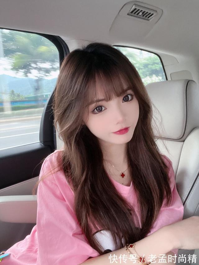 美女 大家喜欢女人的浓妆吗?美女粉色T恤搭配披肩长发,也挺好看的