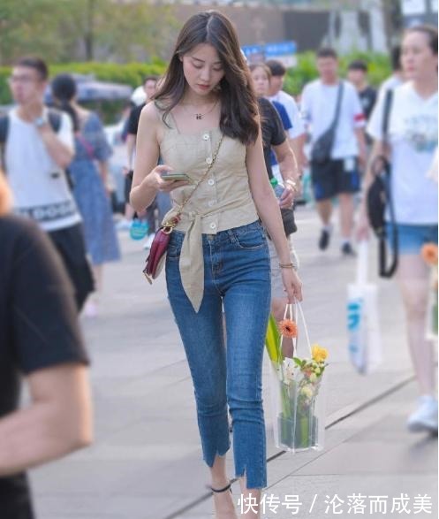 清新 浅灰色T恤搭配七分牛仔裤,简洁干练,清新自然!