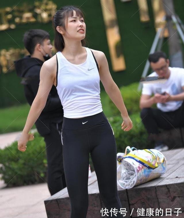 穿搭 经典黑白运动风穿搭,简洁时尚,活力十足!