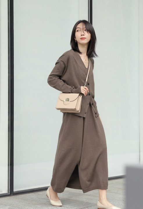 牛仔裤|人手一件的针织衫这样穿,保暖还高级,气质女神专属