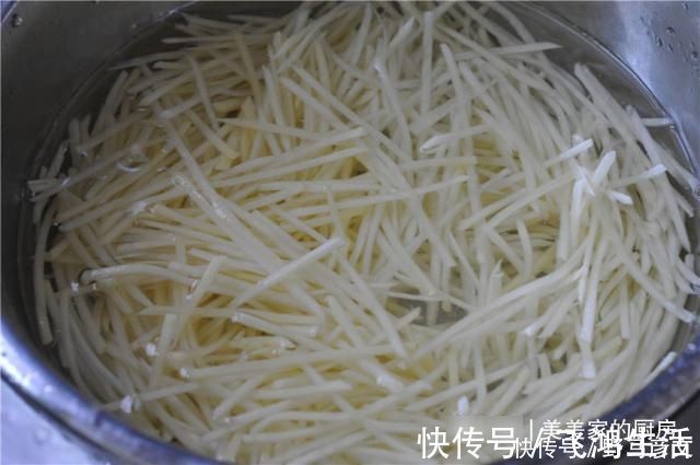 爽脆|炒土豆丝，别再焯水了！一步错步步错，难怪口感不爽脆，还粘锅！