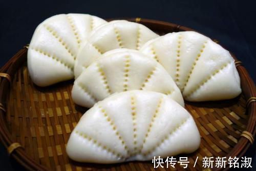 面粉别只会蒸馒头，试试这个做法，既是菜也是主食，解馋过瘾饱腹