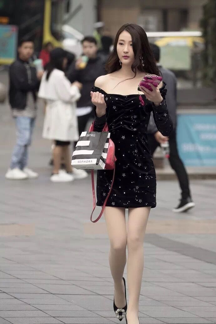  心驰神往|街拍美女背心配紧身裤，秀出马甲线，窈窕身姿，让人心驰神往