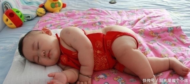 家长|宝爸陪宝宝睡午觉,醒来发现宝宝小脚冰凉,随后的做法逗笑网友