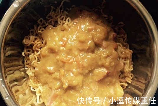开水泡方便面已经落伍了!现在的00后都这么吃方便面,大开眼界