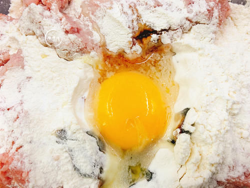  淀粉|炸肉丸时，放淀粉是大忌！厨师长：牢记3点，肉丸不散，还没腥味