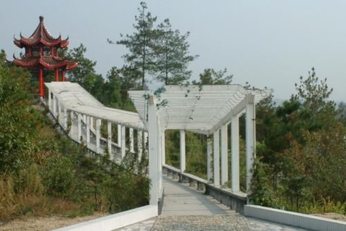 湖北一所公办二本大学，背景深厚，录取分还不高，毕业很吃香