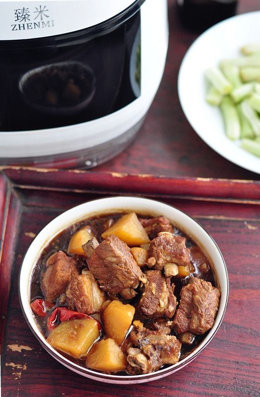 土豆跟排骨一起烧，色香味俱全，越吃越香