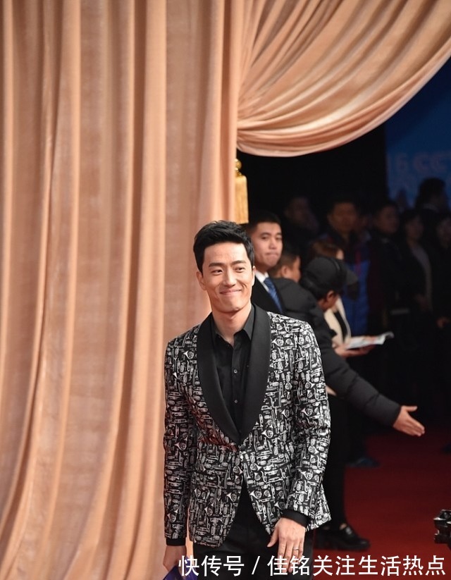 衬衫|刘翔退役后也不忘保持身材，穿上西装看着真挺拔，挺让人羡慕的！