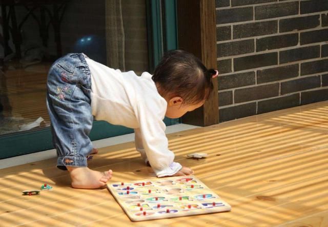 父母|“2个月抬头，6个月坐”，1岁以内宝宝发育表，你家娃达标了没