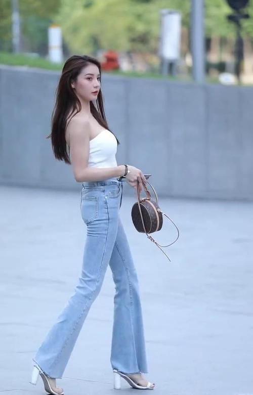 年轻姐姐穿上喇叭裤，演绎出成熟女性的魅力！
