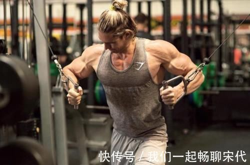 动作|怎么才能更快练出胸肌中缝？选错动作，再努力也很难让胸肌增长