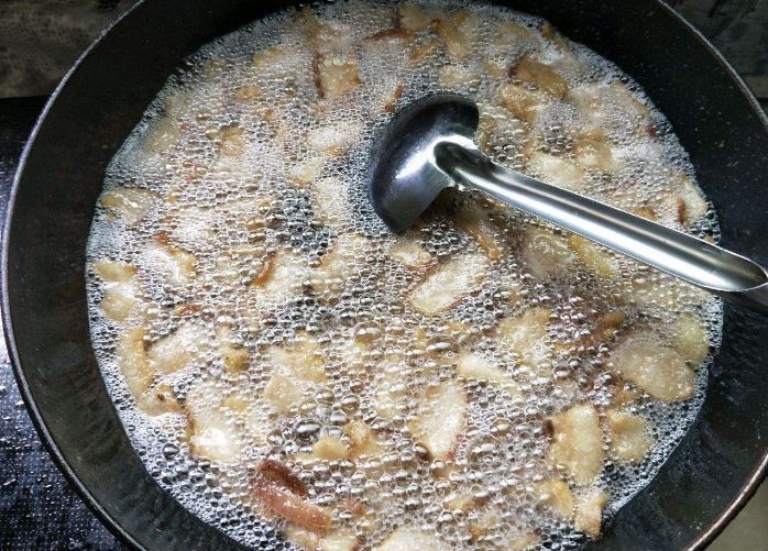 熬猪油不要用油熬，多放三个料，猪油更香浓，用它做啥都好吃