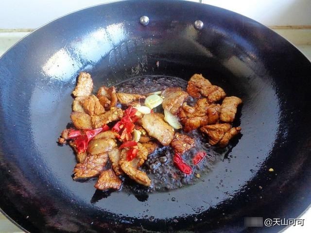 看我家下雨天午餐吃的啥?白菜粉条炖肉,好吃又暖和