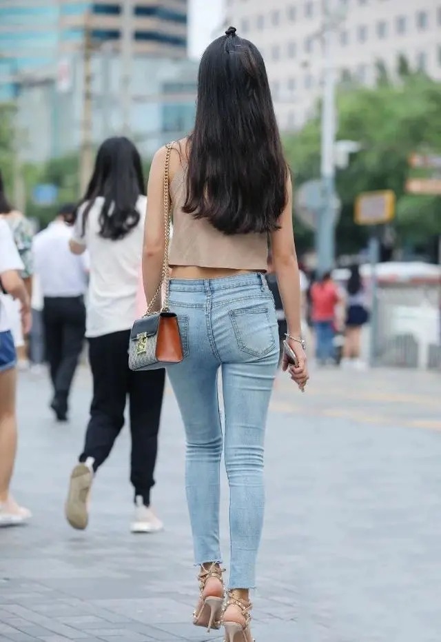 穿搭 时髦精都爱破洞牛仔裤,搭配浅咖色无袖衫,清新美丽又显年轻活力