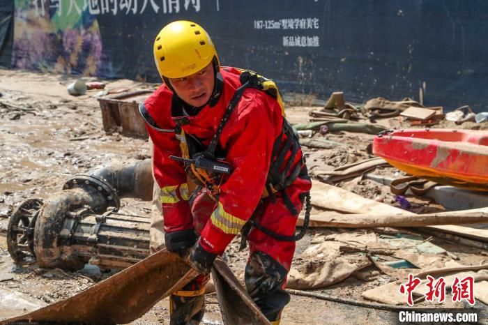 营救|安徽消防郑州防汛前线已营救被困群众近700人