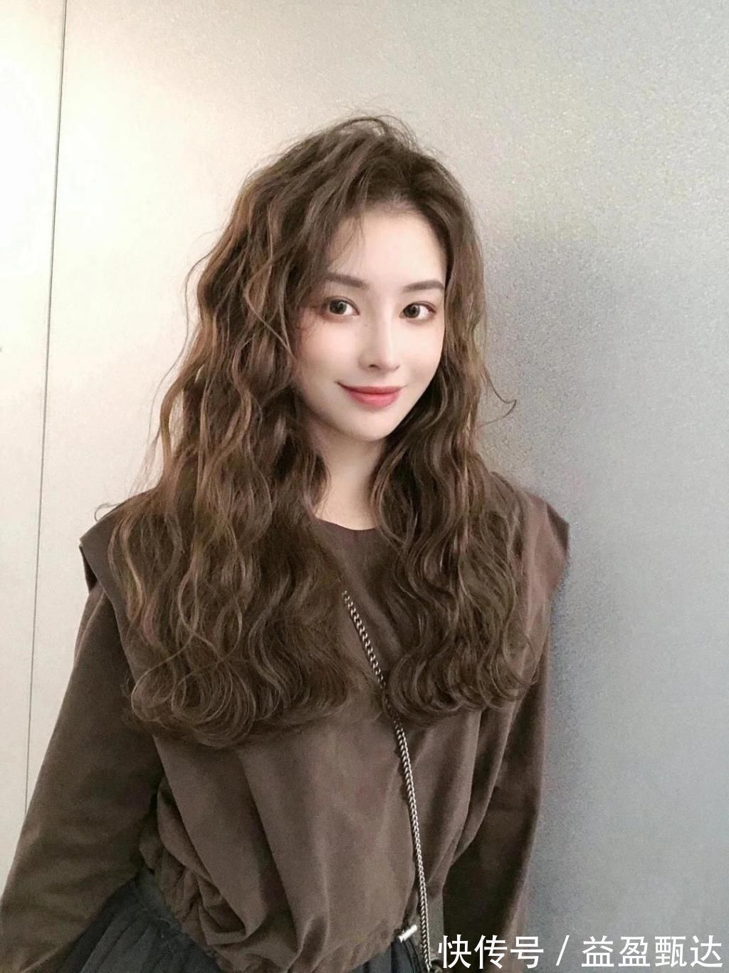 发型 木马卷虽然好看,但不适合于所有人,根据脸型选发型才能不会错