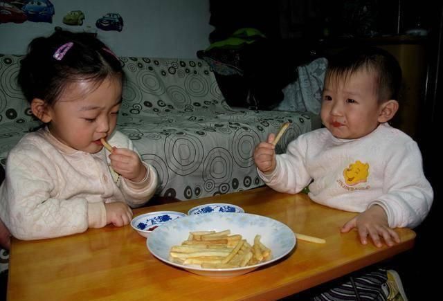 脾胃|儿科医生强调病从口入,5岁女娃患胃癌,罪魁祸首是这3种食物