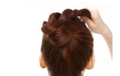 头发碎发太多怎么扎丸子头好看呢？简单四步教你打造牢固丸子头！