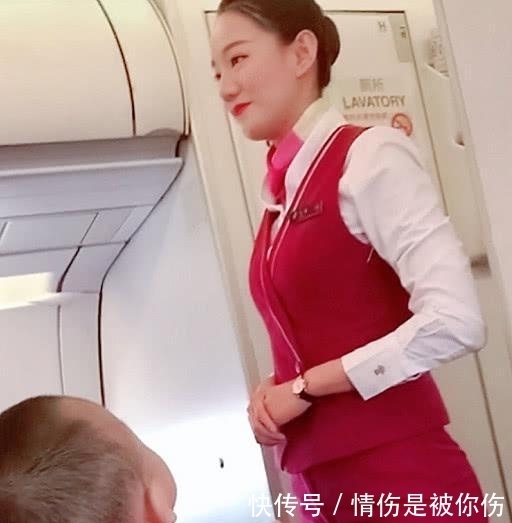 座位|“坐飞机宝宝”看到空姐求抱抱走红，网友：随他爹随他爹！