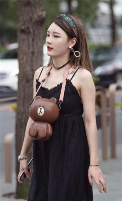 街拍:小姐姐萝莉风的穿搭时尚减龄,精致的小脸,艳如桃李