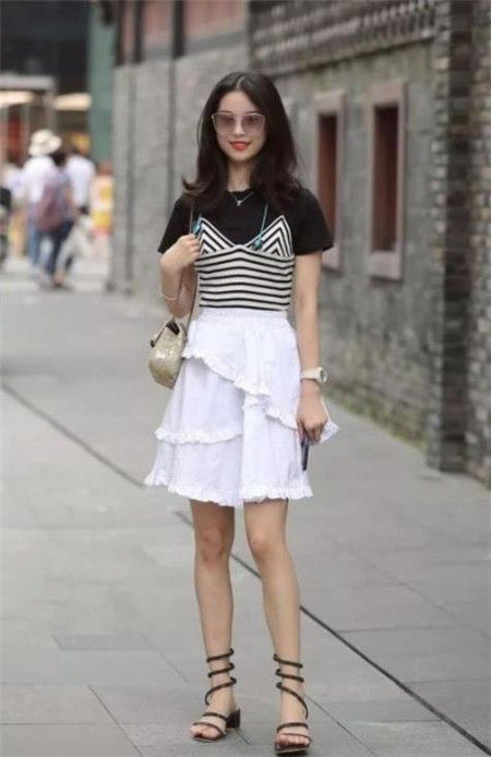 街拍:一字印花开叉长裙,面容姣好的小美女,温婉可人